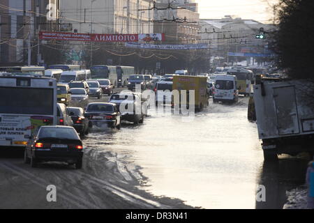 Kaliningrad, Russie 18e, janvier 2014 Le système d'approvisionnement en eau l'échec. Après la fissuration du tuyau d'eau de la rue principale à Kaliningrad - Leninsky Prospekt a été inondée. Credit : Michal Fludra/Alamy Live News Banque D'Images