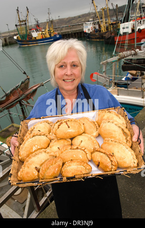 La boulangerie Chough, Padstow, Cornwall, fabrique de véritables pâtes cornouaillaises avec la propriétaire Elaine EAD Banque D'Images