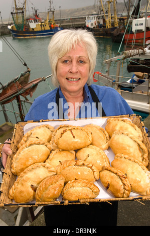 La boulangerie Chough, Padstow, Cornwall, fabrique de véritables pâtes cornouaillaises avec la propriétaire Elaine EAD Banque D'Images