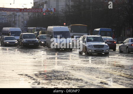 Kaliningrad, Russie 18e, janvier 2014 Le système d'approvisionnement en eau l'échec. Après la fissuration du tuyau d'eau de la rue principale à Kaliningrad - Leninsky Prospekt a été inondée. Credit : Michal Fludra/Alamy Live News Banque D'Images