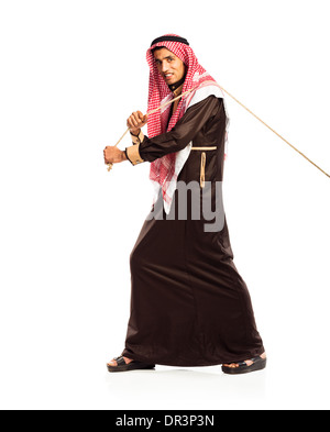 Les jeunes Arabes tirant une corde isolé sur fond blanc Banque D'Images