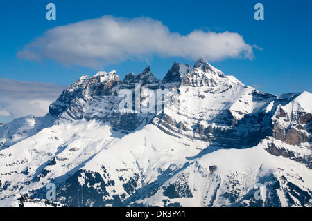 Les Dents du Midi au-dessus de la Val d'Illiez du village de Champoussin une partie des Portes du Soleil Valais Suisse Banque D'Images