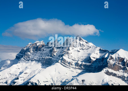 Les Dents du Midi au-dessus de la Val d'Illiez du village de Champoussin une partie des Portes du Soleil Valais Suisse Banque D'Images