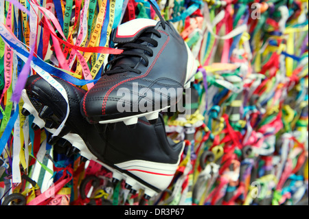 Bonne chance chaussures de foot Soccer Cleats pendaison avec rubans à la brésilienne tiens église Bonfim à Salvador de Bahia au Brésil Banque D'Images