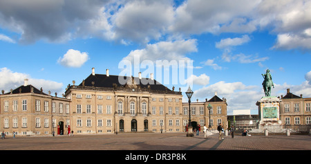 Copenhague, Danemark - 25 août : non identifie les personnes bénéficiant de la suny day sur la place centrale du château d'Amalienborg le 25 août 2010 à Copenhague, Danemark Banque D'Images