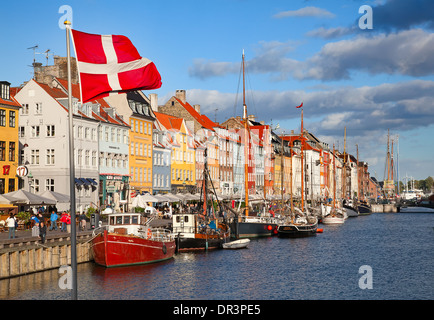 Copenhague, Danemark - 25 août : des personnes non identifiées, profitant du beau temps à ouvrir ses cafés de la célèbre promenade de Nyhavn, le 25 août 2010 à Copenhague, Danemark. de Nyhavn est un des plus célèbre monument de Copenhague. Banque D'Images