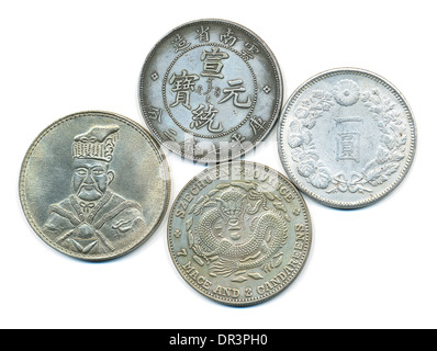 Les pièces d'argent chinois ancien isolated on white Banque D'Images