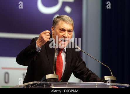 Alger, le 19 janvier. 19 Jan, 2014. Ali Benflis, ancien Premier Ministre algérien, prend la parole lors d'une conférence de presse à Alger, capitale de l'Algérie, le 19 janvier, 2014. Ali Benflis a annoncé sa décision d'être candidat à l'élection présidentielle qui aura lieu le 17 avril 2014. © Mohamed KADRI/Xinhua/Alamy Live News Banque D'Images