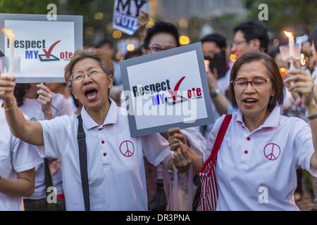 Bangkok, Thaïlande. 19 Jan, 2014. Les thaïlandais se rassemblent dans le parc Benjasiri à prier pour la paix et à renforcer la démocratie. ''Ce qui concerne mon vote'' est devenu un cri de ralliement de ceux qui s'inquiètent de leur pourrait être un coup d'État militaire en Thaïlande. Des centaines de personnes sont venues à parc Benjasiri, quelques centaines de mètres de la manifestation de protestation contre le gouvernement en place Asok Intersection, dimanche soir à prier pour la paix et un rassemblement pour un respect de la démocratie le dimanche. La Veillée a eu lieu quelques heures après un deux engins explosifs, pensé pour être des grenades, ont été lancés sur le site de protestation près de Victory Monument, plusieurs kilomètres au nord de Banque D'Images