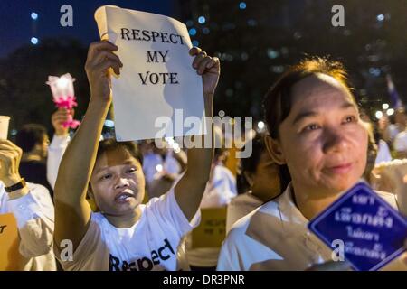 Bangkok, Thaïlande. 19 Jan, 2014. Les thaïlandais se rassemblent dans le parc Benjasiri à prier pour la paix et à renforcer la démocratie. ''Ce qui concerne mon vote'' est devenu un cri de ralliement de ceux qui s'inquiètent de leur pourrait être un coup d'État militaire en Thaïlande. Des centaines de personnes sont venues à parc Benjasiri, quelques centaines de mètres de la manifestation de protestation contre le gouvernement en place Asok Intersection, dimanche soir à prier pour la paix et un rassemblement pour un respect de la démocratie le dimanche. La Veillée a eu lieu quelques heures après un deux engins explosifs, pensé pour être des grenades, ont été lancés sur le site de protestation près de Victory Monument, plusieurs kilomètres au nord de Banque D'Images