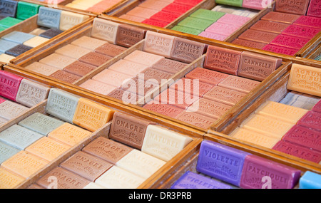 Un assortiment de bars de divers savons parfumés Banque D'Images