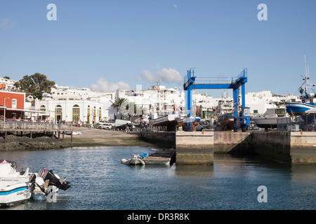 Vue sur la mer depuis le port de Puerto del Carmen, Lanzarote, îles Canaries, Espagne Banque D'Images