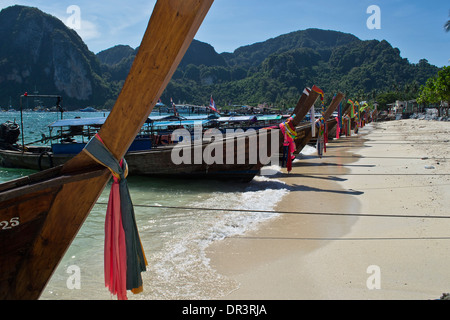 Bateaux ancrés à l'île de Koh Phi Phi, Thaïlande Banque D'Images