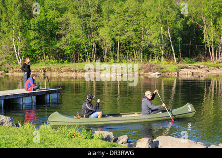 Deux hommes une pagaie canoë canadien sur le lac Haukeland en été près de Bergen, Hordaland, Norvège, Scandinavie, Europe Banque D'Images