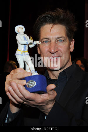 Munich, Allemagne. 17 Jan, 2014. Lauréat du prix de l'acteur et Tobias Moretti tient sa distinction après l'attribution à l'Prinregententheater à Munich, Allemagne, 17 janvier 2014. Photo : Ursula Dueren/dpa/Alamy Live News Banque D'Images