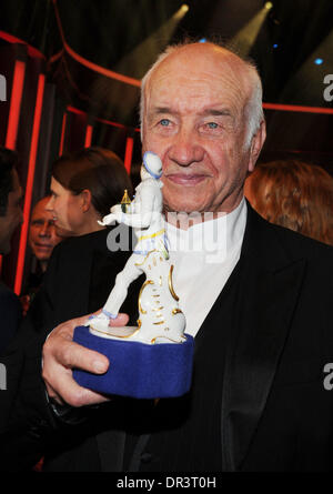 Munich, Allemagne. 17 Jan, 2014. Acteur et Armin Mueller-Stahl award winner tient sa distinction après l'attribution à l'Prinregententheater à Munich, Allemagne, 17 janvier 2014. Photo : Ursula Dueren/dpa/Alamy Live News Banque D'Images