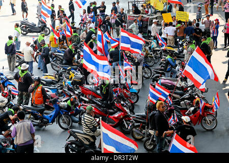 Bangkok, Thaïlande. 19Th Jul 2014. Emplacement dans ces images est à l'intersection en Silom-Saladaeng occupé normalement l'un des principaux quartiers commerçants de Bangkok's. Des dizaines de milliers de manifestants ont perturbé la circulation aux principaux carrefours et ont marché sur les bureaux gouvernementaux de la Thaïlande est grand et agité comme capitale cette semaine. Les protestations, appelé 'Arrêt' Bangkok, a commencé lundi 13 janvier sans incident grave. Les rallyes sont orchestrées par le Comité de réforme démocratique du peuple (PDRC) Groupe de protestation, dirigé par Suthep Thaugsuban, ancien vice-premier ministre pour l'opposition Democ Banque D'Images