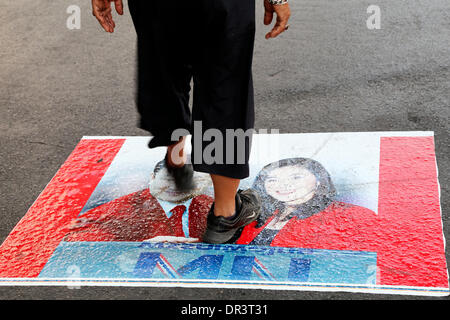 Bangkok, Thaïlande. 19Th Jul 2014. Emplacement dans ces images est à l'intersection en Silom-Saladaeng occupé normalement l'un des principaux quartiers commerçants de Bangkok's. Des dizaines de milliers de manifestants ont perturbé la circulation aux principaux carrefours et ont marché sur les bureaux gouvernementaux de la Thaïlande est grand et agité comme capitale cette semaine. Les protestations, appelé 'Arrêt' Bangkok, a commencé lundi 13 janvier sans incident grave. Les rallyes sont orchestrées par le Comité de réforme démocratique du peuple (PDRC) Groupe de protestation, dirigé par Suthep Thaugsuban, ancien vice-premier ministre pour l'opposition Democ Banque D'Images