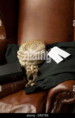 Un barrister's robe,perruque et les bandes placées sur un fauteuil en cuir Banque D'Images