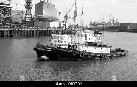 Les remorqueurs Marsden et Whitburn mouillée dans l'usure de la rivière vers 1970 Sunderland, Angleterre du Nord-Est, Royaume-Uni Banque D'Images