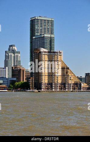 Cascades de La Tour, le monument, Canary Wharf, Isle of Dogs, Docklands, London E14, Royaume-Uni Banque D'Images