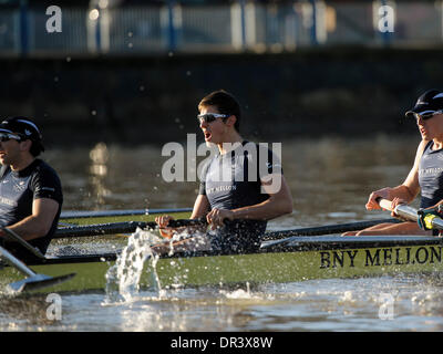 Tamise, Londres, Royaume-Uni. 19 Jan, 2014. L'essai fait partie du processus de sélection pour déterminer qui va représenter l'Université d'Oxford à la 160e exécution de la University Boat Race le 6 avril 2014. Le procès des deux huit, nommé les polluants et têtu est la seule occasion au cours de la saison que les membres de l'escouade peut race côte à côte sur l'ensemble de quatre et un quart de miles le parcours de championnat entre Putney et Mortlake dans une simulation de la BNY Mellon Boat Race. Credit : Action Plus Sport Images/Alamy Live News Banque D'Images