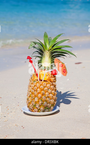 L'Ananas cocktail sur la plage de sable blanc Banque D'Images