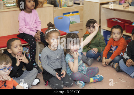 Les élèves de maternelle dans une discussion à l'école élémentaire publique de pont dans la région de Manhattan, New York. Banque D'Images