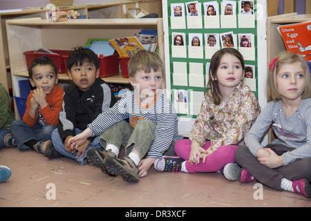 Les élèves de maternelle dans une discussion à l'école élémentaire publique de pont dans la région de Manhattan, où l'éducation bilingue a lieu, en espagnol. Banque D'Images