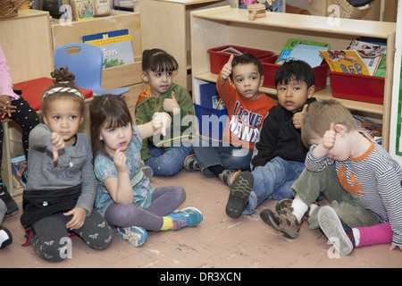 Les élèves de maternelle dans une discussion à l'école élémentaire publique de pont dans la région de Manhattan, New York. Banque D'Images