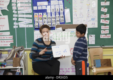(Bilingue Espagnol et anglais) Classe de l'école élémentaire publique de la ville de New York Banque D'Images