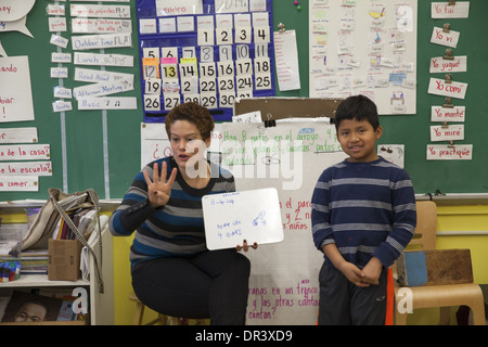 (Bilingue Espagnol et anglais) de l'école élémentaire publique de la ville de New York. Banque D'Images