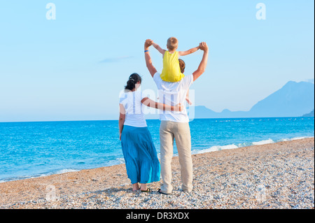 Maman papa et son fils regardant la mer et les montagnes Banque D'Images