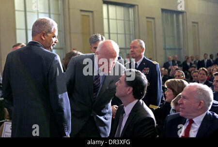 Procureur général des États-Unis, Eric Holder, gauche, le sénateur américain Patrick Leahy (démocrate du Vermont), deuxième à gauche, Directeur du Federal Bureau of Investigation (FBI), James Comey, deuxième à droite, et directeur de l'Agence centrale de renseignement (CIA) John Brennan, droite, engager la conversation avant le président américain Barack Obama au sujet de programmes de renseignement électromagnétique et comment ils peuvent être utilisés pour protéger la sécurité nationale tout en soutenant la politique étrangère et le respect de la vie privée et des libertés civiles, au ministère de la Justice à Washington DC, le 17 janvier 2014. Credit : Aude Guerrucci / Piscine Banque D'Images