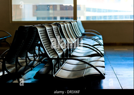 Des chaises pour l'attente d'un avion à l'aéroport Banque D'Images