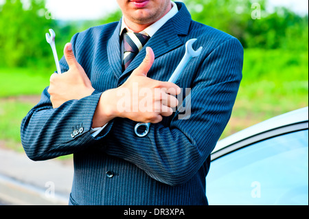 Businessman in a suit holding a clés Banque D'Images