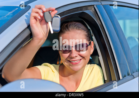 Girl montre la clé de la nouvelle voiture Banque D'Images