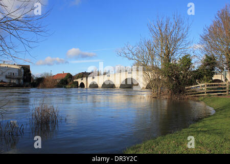 Pont de Chertsey, Surrey, Angleterre, Royaume-Uni. 19 janvier 2014. Chertsey Pont a rouvert ce week-end après les eaux de crue se calme suffisamment pour permettre aux véhicules de traverser au côté Shepperton en toute sécurité. Après les niveaux exceptionnels de l'eau de pluie à travers le Royaume-Uni, la Tamise a éclaté ses banques dans de nombreux endroits, causant plusieurs routes fermées dans Surrey Chertsey y compris Pont qui a été fermée pendant 10 jours. Credit : Julia Gavin/Alamy Live News Banque D'Images