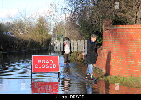 Ferry Lane Laleham, Surrey, Angleterre, Royaume-Uni. 19 janvier 2014. Habitants marcher dans l'eau dans les bottes wellington Ferry Lane comme Laleham est toujours fermé en raison des inondations. Après les niveaux exceptionnels de l'eau de pluie à travers le Royaume-Uni, la Tamise a éclaté ses banques dans de nombreux endroits, causant plusieurs routes fermées à Surrey. Credit : Julia Gavin/Alamy Live News Banque D'Images