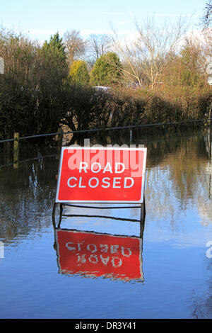 Ferry Lane Laleham, Surrey, Angleterre, Royaume-Uni. 19 janvier 2014. Ferry Lane Laleham est toujours fermé en raison des inondations. Après les niveaux exceptionnels de l'eau de pluie à travers le Royaume-Uni, la Tamise a éclaté ses banques dans de nombreux endroits, causant plusieurs routes fermées à Surrey. Credit : Julia Gavin/Alamy Live News Banque D'Images