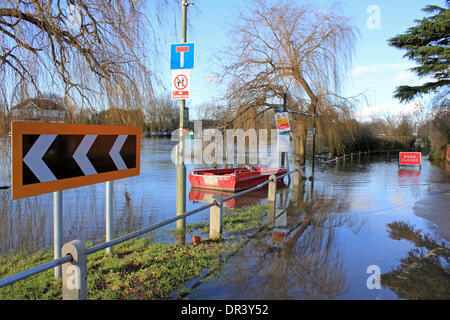 Ferry Lane Laleham, Surrey, Angleterre, Royaume-Uni. 19 janvier 2014. Ferry Lane Laleham est toujours fermé en raison des inondations. Après les niveaux exceptionnels de l'eau de pluie à travers le Royaume-Uni, la Tamise a éclaté ses banques dans de nombreux endroits, causant plusieurs routes fermées à Surrey. Credit : Julia Gavin/Alamy Live News Banque D'Images