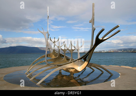 Solfar sculpture (soleil), Voyager sur le front au nord de centre-ville de Reykjavik, faite par Jon Gunnar Arnason en 1971. Banque D'Images