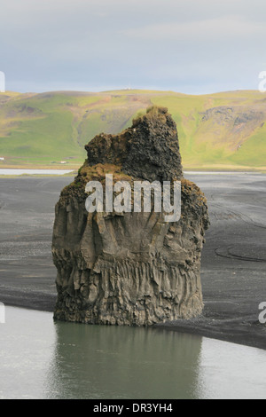 Pilier de roche volcanique dans la plage de Dyrholaey dans la côte sud de l'Islande. Banque D'Images