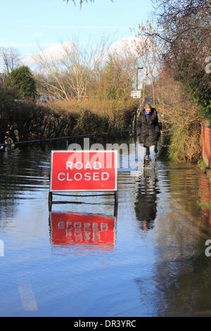 Ferry Lane Laleham, Surrey, Angleterre, Royaume-Uni. 19 janvier 2014. Habitants marcher dans l'eau dans les bottes wellington Ferry Lane comme Laleham est toujours fermé en raison des inondations. Après les niveaux exceptionnels de l'eau de pluie à travers le Royaume-Uni, la Tamise a éclaté ses banques dans de nombreux endroits, causant plusieurs routes fermées à Surrey. Credit : Julia Gavin/Alamy Live News Banque D'Images