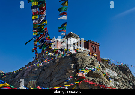 Namgyal Tsemo Gompa monastère et drapeaux de prière Tibetains, Leh, Inde Banque D'Images