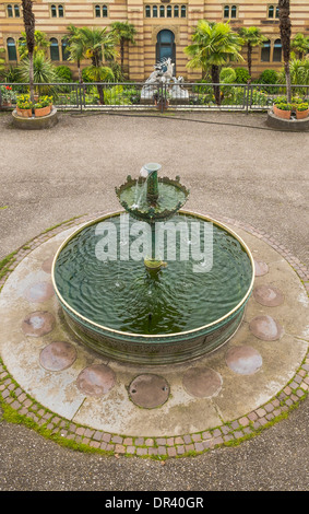 Fontaine en face d'une façade de style néo-mauresque dans le jardin botanique-zoologique Wilhelma   , Stuttgart, baden-wuerttemb Banque D'Images