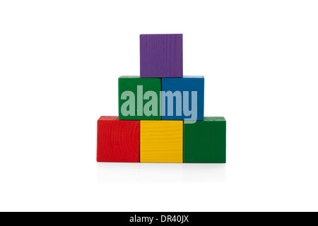 Des blocs de bois, pyramide de cubes colorés, jouet pour enfants isolé sur fond blanc Banque D'Images