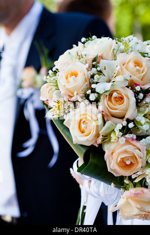 Mariage bouquet de roses de couleur pêche et les bourgeons Banque D'Images