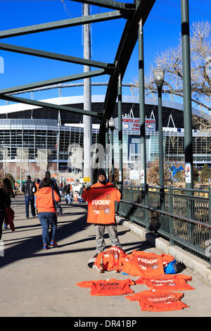 Denver, Colorado USA - 19 janvier 2014. Un T-Shirt vendeur vend sollicite des t-shirts pour les fans de football, arrivant à Sports Authority Field at Mile High avant l'AFC match entre les Broncos de Denver et New England Patriots. Credit : Ed Endicott/Alamy Live News Banque D'Images