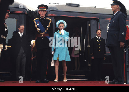 Le Prince Charles et la princesse Anne arrivent pour la cérémonie d'investiture à Caernarvon le 1 juillet 1969.Photo de DAVE BAGNALL Banque D'Images